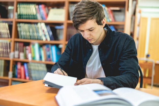 estudante toma notas em seu caderno na escola ou universidade b