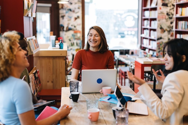 Foto estudante trabalhando junto com pessoas no espaço de coworking compartilhando ideias