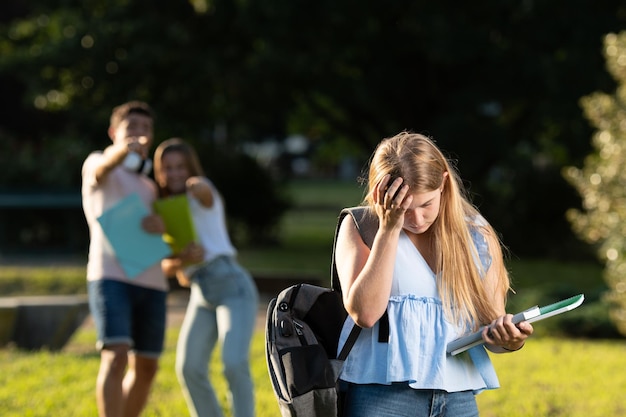 Estudante universitário adolescente sofrendo bullying Bully colegas tirando sarro de uma garota