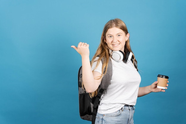 Estudante universitário apontando de volta para copiar o espaço