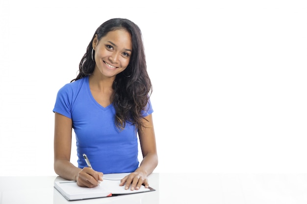 Estudante universitário casual estudando e escrevendo no caderno