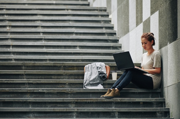 Estudante universitário com laptop