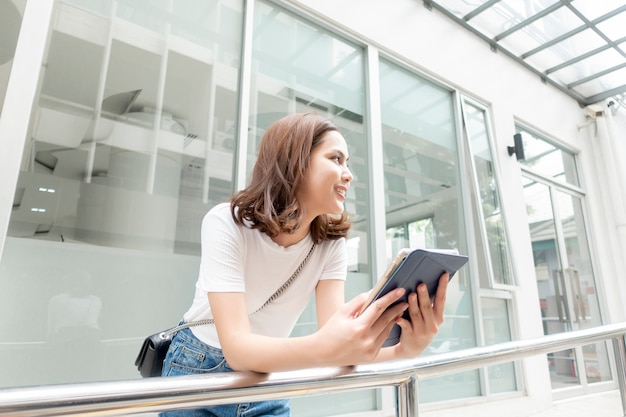 Estudante universitário está segurando o tablet