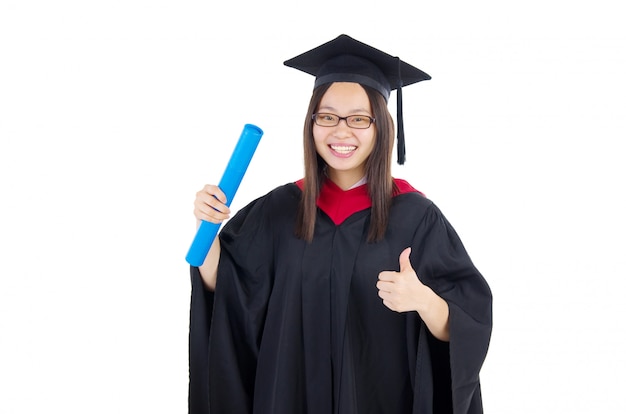 Estudante universitário feliz em vestido de formatura e boné.