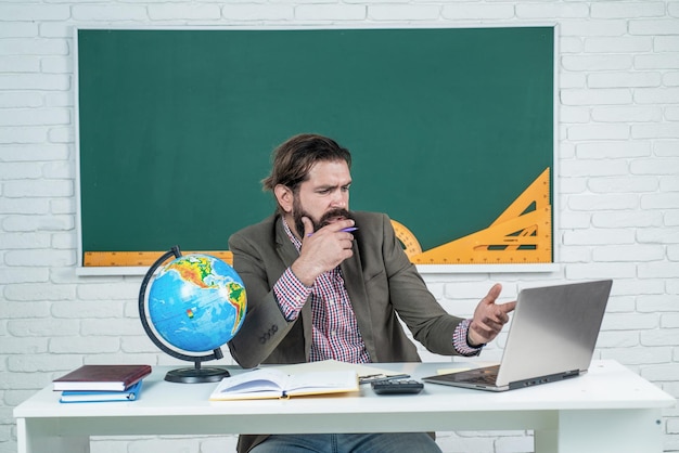 Estudante universitário homem aprendendo a distância estudando com professor on-line na tela do laptop chamada de vídeo com zoom de e-learning