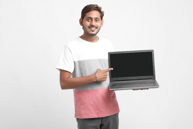 Estudante universitário indiano mostrando tela de laptop