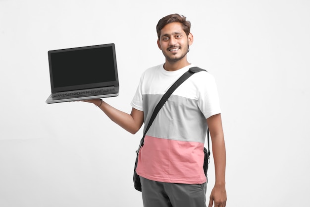 Estudante universitário indiano mostrando tela de laptop