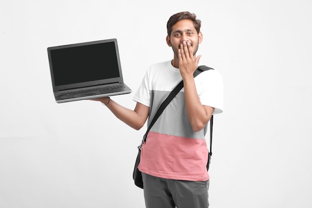 Estudante universitário indiano mostrando tela de laptop