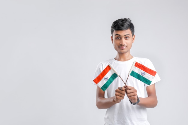 Estudante universitário indiano novo com bandeira indiana.