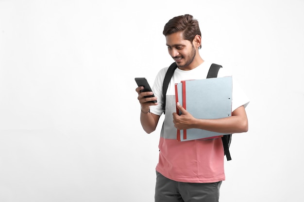 Estudante universitário indiano usando smartphone