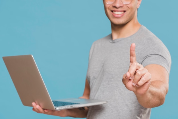 Foto estudante universitário segurando seu laptop e msiles