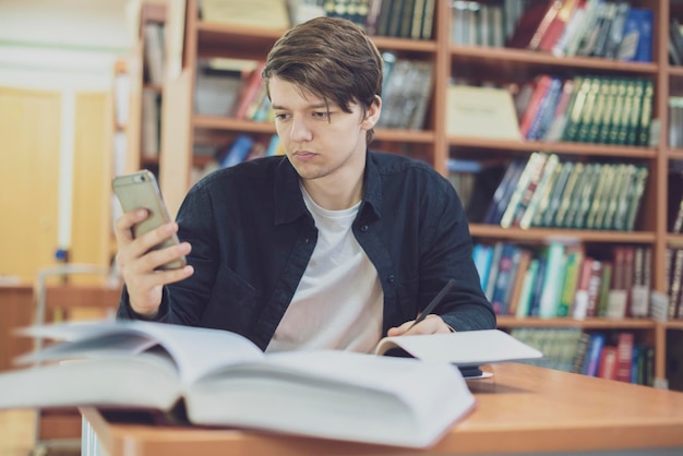 estudante usa telefone ao estudar na universidade b