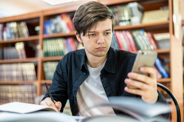 estudante usa telefone ao estudar na universidade b