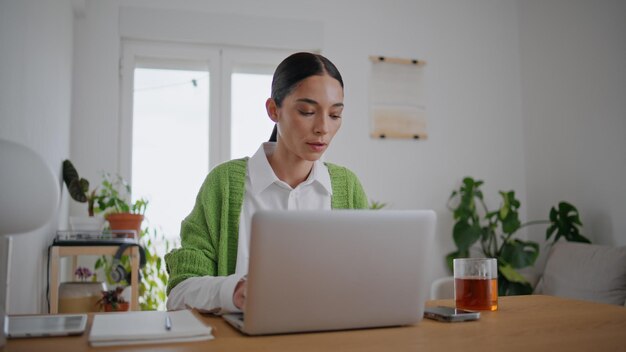 Estudante usando laptop trabalhando em casa escritório closeup mulher aprendendo on-line