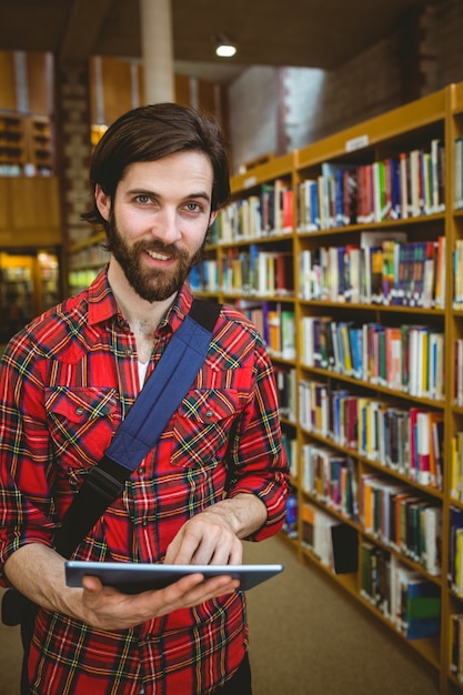 Estudante usando seu tablet na biblioteca