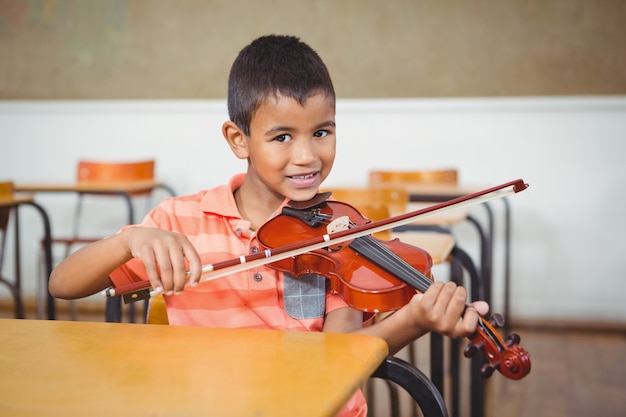 Estudante, usando, violino, classe