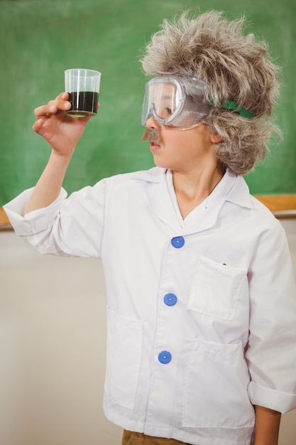 Estudante vestida como einstein segurando um copo