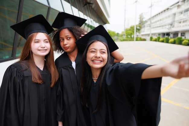 Estudante vestindo vestido e fazendo foto por smartphone se formando Feliz pós-graduação sucesso e celebração Parabéns