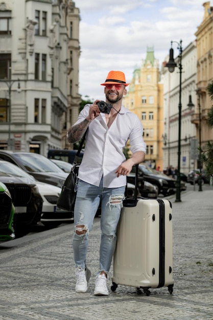 Foto estudante viajante ou jovem turista viajante com mala turista ao ar livre com viagem de férias