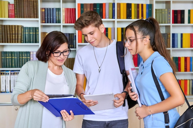 Estudantes adolescentes conversando com mentora de professora