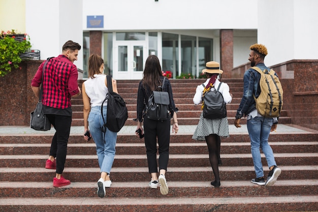 Estudantes anônimos a subir as escadas.