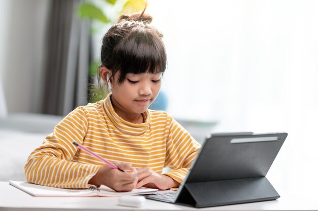 Estudantes asiáticas em aulas de aprendizagem online estudam online com Tablet em casa