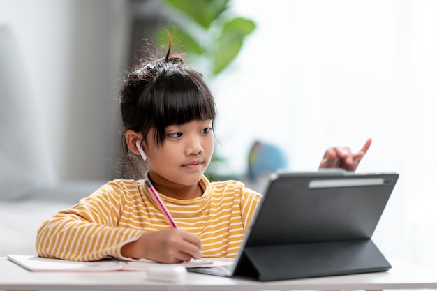 Estudantes asiáticas em aulas de aprendizagem online estudam online com tablet em casa
