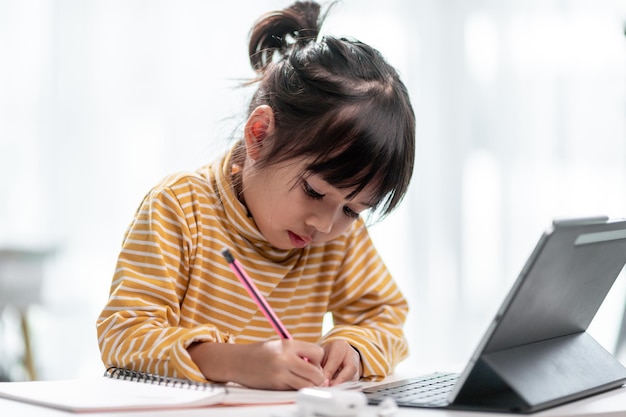 Estudantes asiáticas em aulas de aprendizagem online estudam online com Tablet em casa