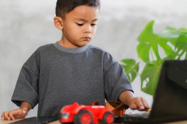 Estudantes asiáticos aprendem em casa na codificação de carros robóticos e cabos de placas eletrônicas em STEM STEAM matemática engenharia ciência tecnologia código de computador em robótica para crianças conceito