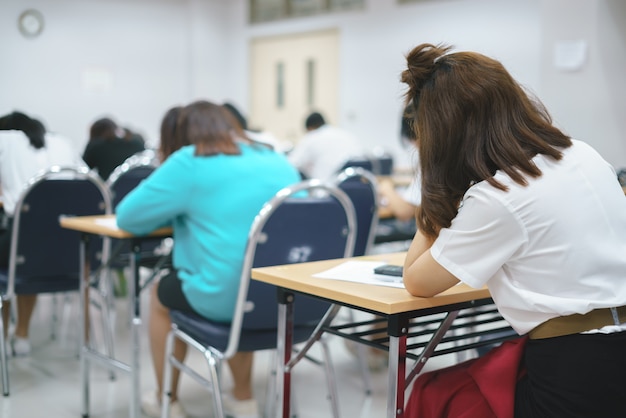 Estudantes asiáticos fazendo um exame