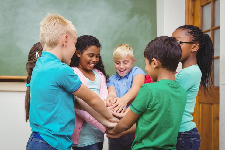 Foto estudantes colocando as mãos juntas