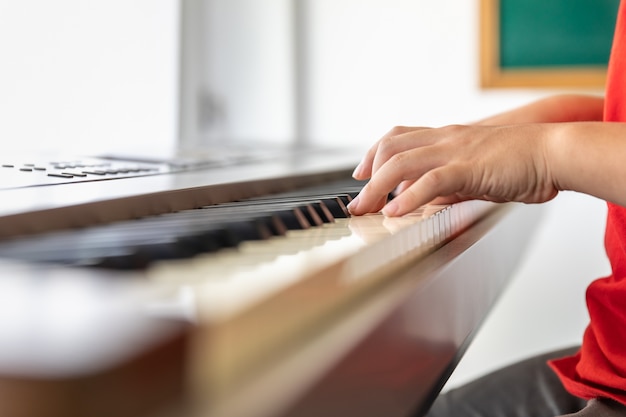 Foto estudantes da ásia na escola de música