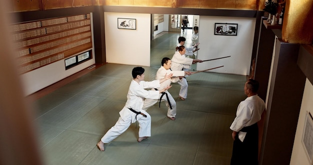 Estudantes de Aikido pegam ou aprendem artes marciais em dojo para praticar movimento ou autodefesa Demonstração de combate acima ou japoneses em treino treino para educação de luta ou sensei