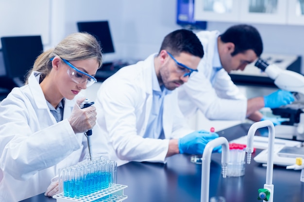Estudantes de ciências que trabalham com produtos químicos no laboratório