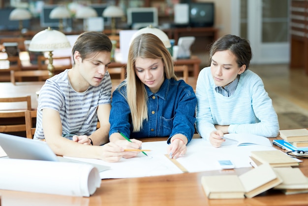 Estudantes de engenharia ocupados discutindo sobre o projeto