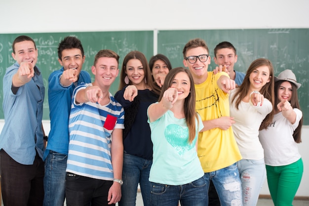 Estudantes de ensino médio felizes apontando os dedos