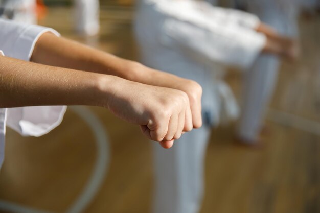 Estudantes de karatê treinam no salão de artes marciais treinamento de escola de artes marciais no ginásio