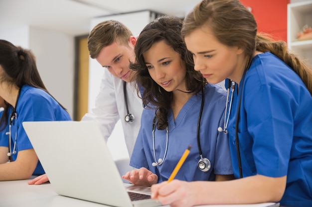 Foto estudantes de medicina sentados e conversando