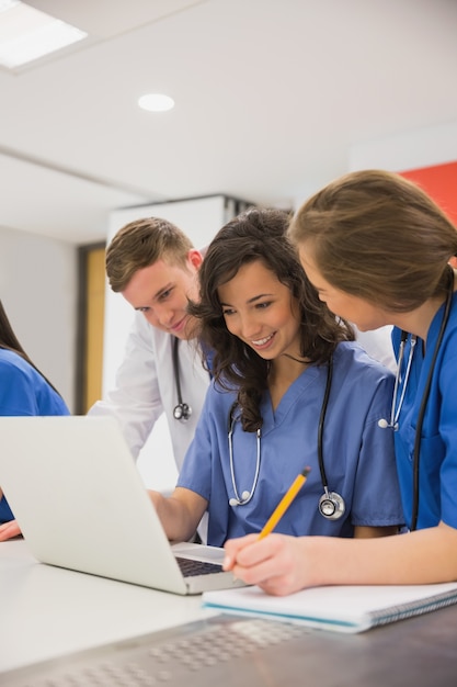 Estudantes de medicina sentados e conversando