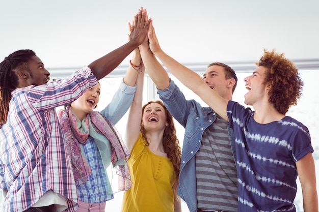 Estudantes de moda colocando as mãos juntas