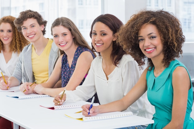 Estudantes de moda estão atentos na aula