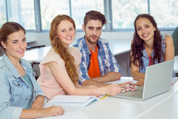 Estudantes de moda olhando a câmera