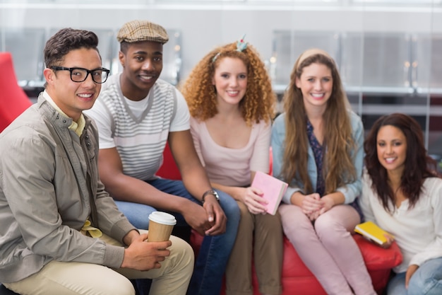 Estudantes de moda sorrindo para a câmera juntos