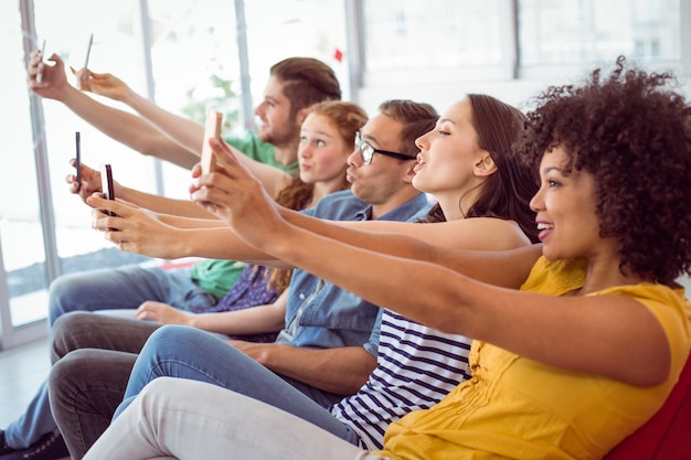 Foto estudantes de moda tomando uma selfie