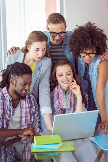 Estudantes de moda trabalhando em equipe