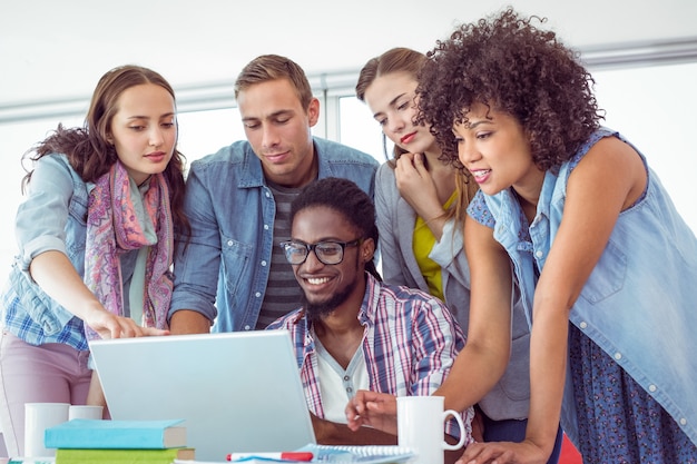 Estudantes de moda trabalhando em equipe