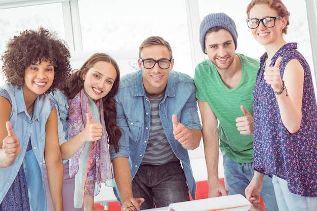 Foto estudantes de moda trabalhando em equipe