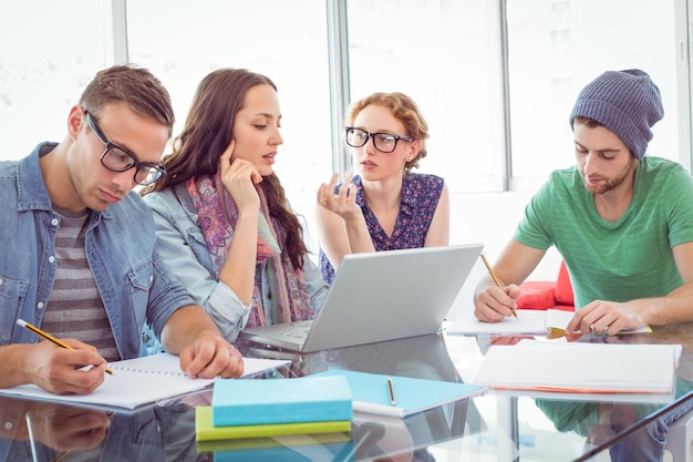 Estudantes de moda trabalhando em equipe