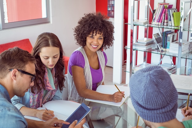 Estudantes de moda trabalhando em equipe