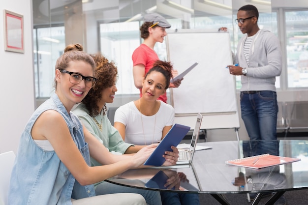 Estudantes de moda trabalhando em equipe